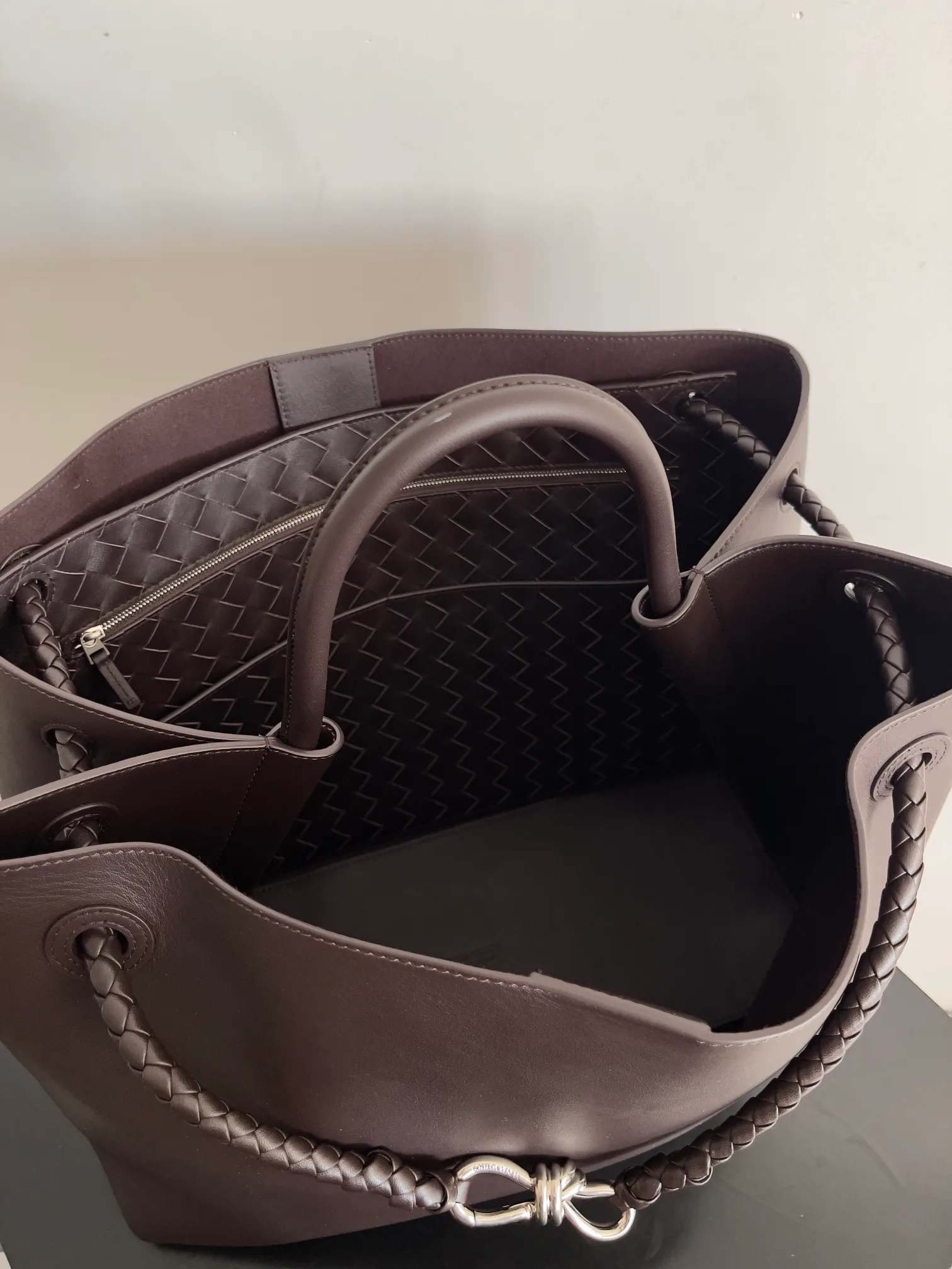 Batch 2960 BV The all-leather Andiamo is new, a very casual splayed buckle bag, which also means that its weight is very light, which greatly reduces our burden when going out for shopping. It can be carried cross-body, hand-held, or carried under the armpit. Taking into account the different backpacking habits of people, the simple design brings us more inspiration. Matched with various keychains and dolls, it will become the finishing touch in the outfit. Medieval style and modern style can also be perfectly blended🫧🫧 Style number: 806010 Size: 42*35*18cm
